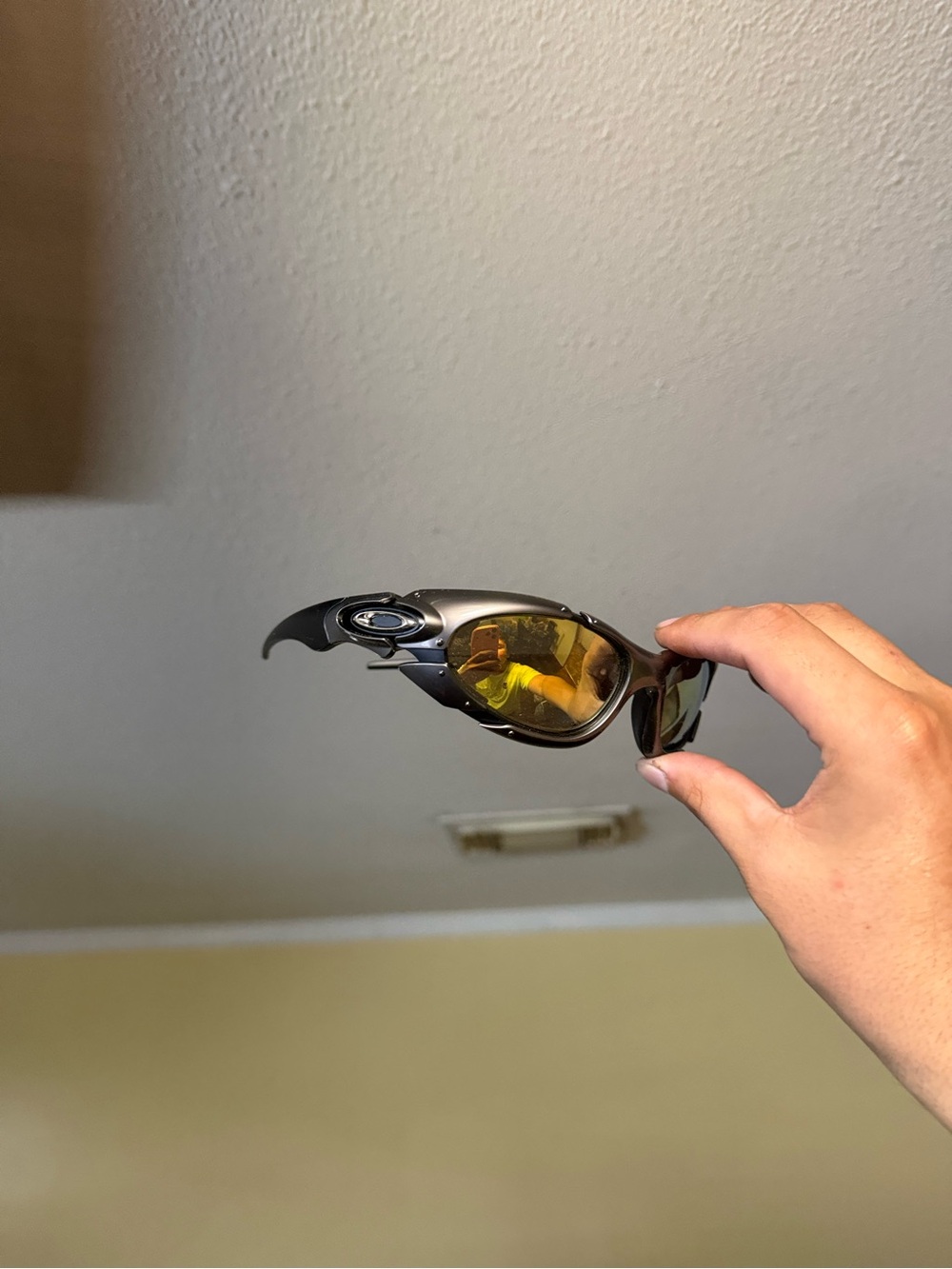 Oak o sungMen’s Black Frame Sunglasses with Yellow Mirror Lenses - Sport Design